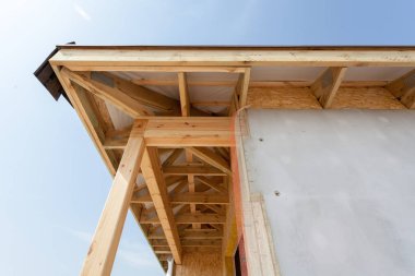 Saçak, ahşap kirişler ve çatı asfalt Zona ile evinin köşesindeki.