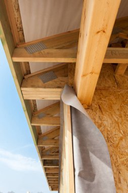 Saçak, ahşap kirişler ve çatı asfalt Zona ile evinin köşesindeki.