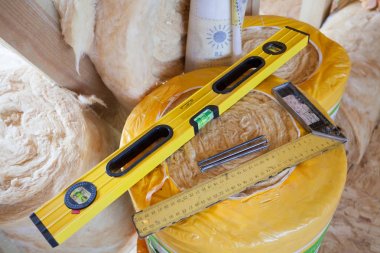 Fiberglas yalıtım malzemesi kare üçgen düzeyiyle İnşaat.
