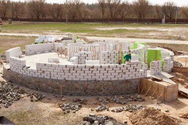 Bir cezaevi gazlı autoclaved beton bloklarla inşa inşaat işçileri.