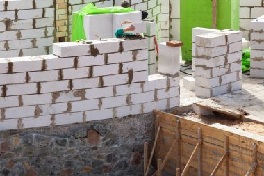 Bir cezaevi gazlı autoclaved beton bloklarla inşa inşaat işçileri.