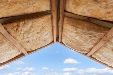 Yüklü yeni bir çerçeve ev eğimli tavanda fiberglas izolasyon