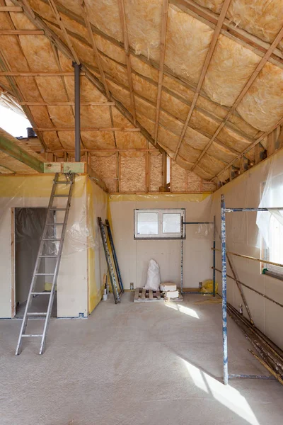 Sebuah ruangan di sebuah rumah yang baru dibangun disemprot dengan busa isolasi cair . — Stok Foto
