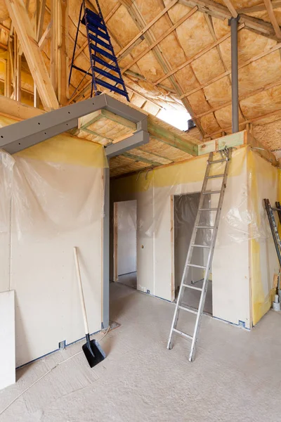 Una habitación en una casa de nueva construcción se rocía con espuma aislante líquido . —  Fotos de Stock