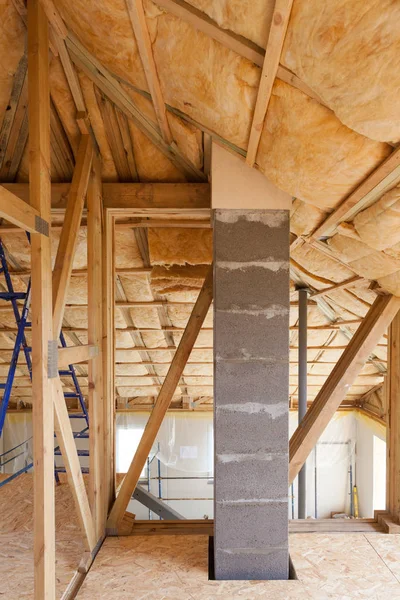Atiic med miljövänlig och effektiv termisk isolering rockwool. Trä ram hus takkonstruktion. — Stockfoto