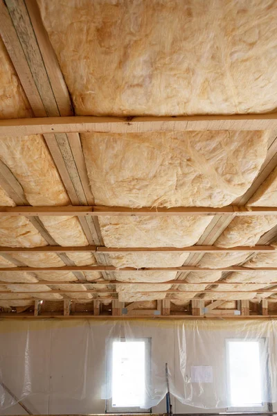 グラスファイバーの冷たい壁と断熱材を屋根裏部屋の Iinsulation. — ストック写真