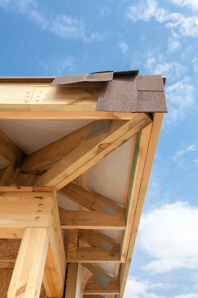 庇、木製の梁および屋根アスファルトシングルと家のコーナー. — ストック写真