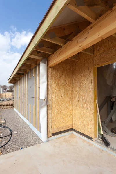 Casa moderna de bajo consumo energético con revestimientos de membrana, tejas de techo y materiales aislantes . — Foto de Stock