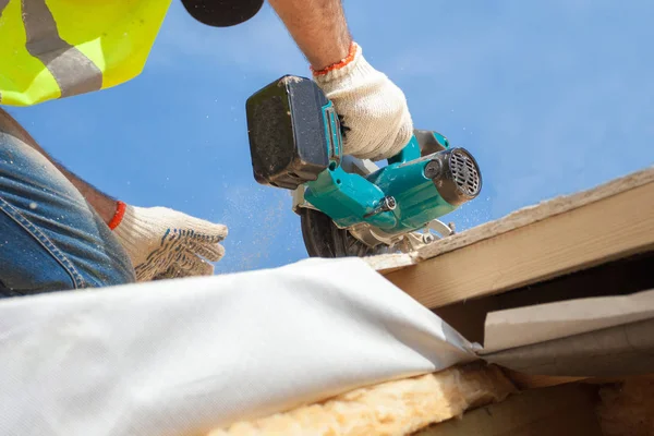 Telepítése egy tetőablak. Építőmunkás Builder használja körfűrész, hogy csökkentsék a tető ablak megnyitása. — Stock Fotó