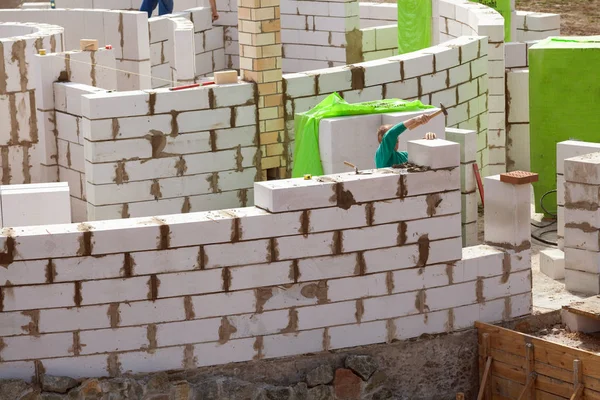 Bir cezaevi gazlı autoclaved beton bloklarla inşa inşaat işçileri.