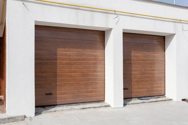 Yeni bir evde çift kahverengi garaj kapısı. — Stok fotoğraf