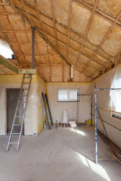 A room at a newly constructed home is sprayed with liquid insulating foam. — Stock Image A room at a newly constructed home is sprayed with liquid insulating foam. Royalty Free Stock Photos