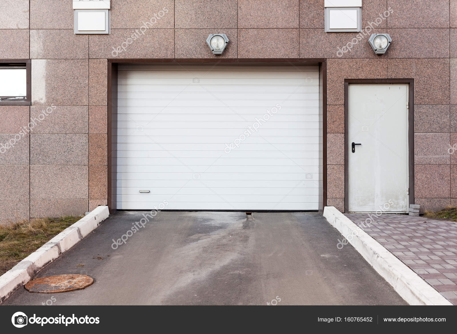 Porta del garage in un edificio moderno — foto stock © brizmaker ... Porta del garage