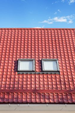 Kırmızı Metal çatı yeni Dormers, çatı penceresi, tepe ve çatı koruma kar kurulu ile döşeli