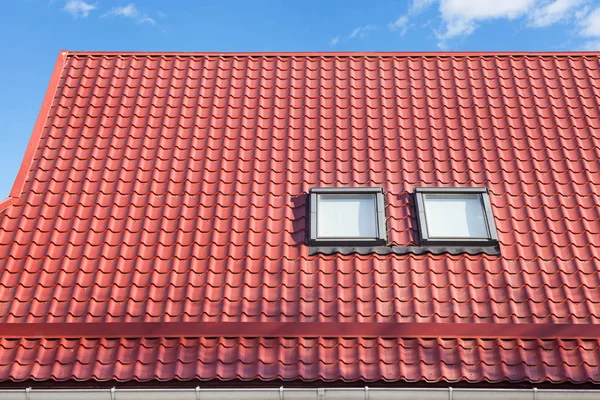 Új piros fém tető, tetőablakok és hőszabályozó szellőztető cső — Stock Fotó