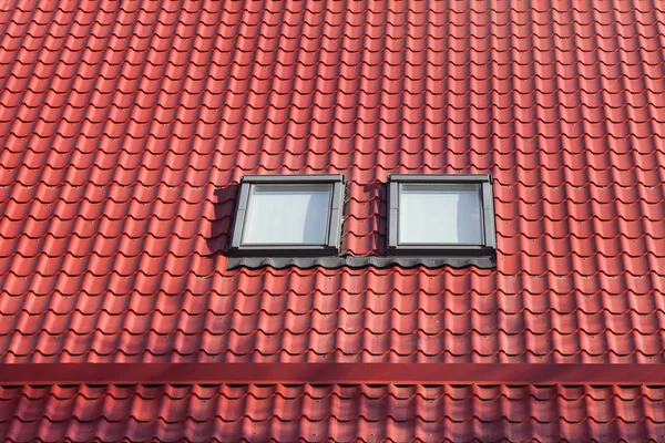 Fém piros cserép tető új Dormers, tetőtéri ablakok, tetőablakok és tető védelem-ból havazik fedélzet. — Stock Fotó