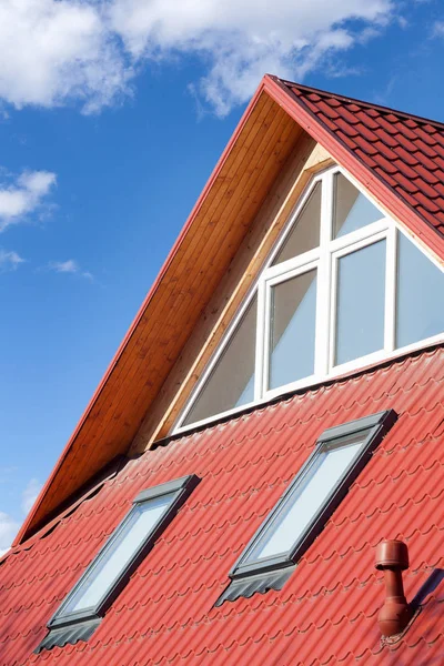 Nowy czerwony dach metalowy z okna na poddaszu (okna dachowe) i rury wentylacyjnej kontroli ciepła. — Zdjęcie stockowe