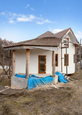 Adobe evin ile thatched çatı ve plastik pencere eşiği İnşaat .