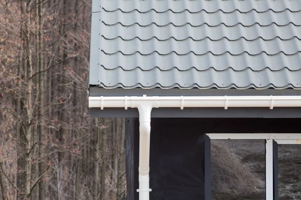 SIP construção da casa painel. Novo telhado de telha de metal cinza com calha de chuva branca . — Fotografia de Stock