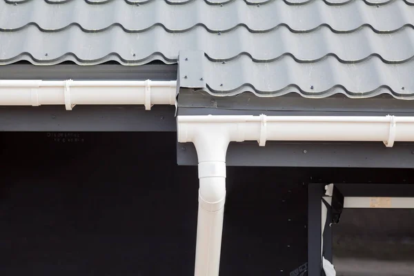 SIP paneel woningbouw. Nieuwe grijze metalen pannendak met witte regengoot. — Stockfoto