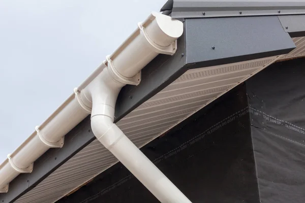 Panel ev yapımı yudumlayın. Yeni gri metal kiremit çatı ile beyaz yağmur oluk. — Stok fotoğraf
