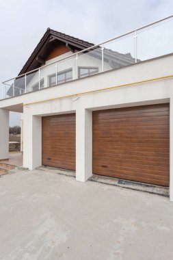 Garaj kapıları bloklarını yapılan yeni beyaz evde.