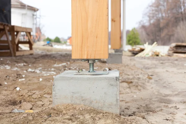 Pilier en bois sur le chantier béton avec vis. Les piliers en bois sont des structures qui peuvent être placées sur des fondations ou des plateformes — Photo