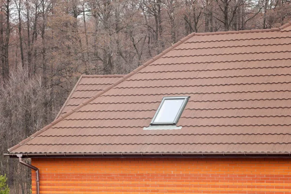 Kamień w oplocie metalowym dachówka dachowe Świetlik (okno dachowe). — Zdjęcie stockowe