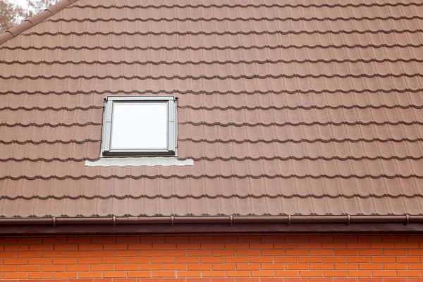 Techo de baldosas de metal recubierto de piedra con tragaluz (ventana del techo ). — Foto de Stock