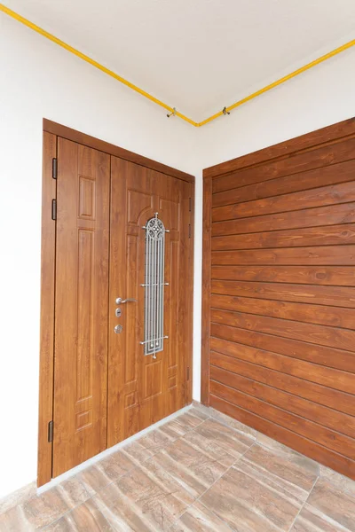 Kahverengi ahşap paneller ile modern giriş kapısı. — Stok fotoğraf