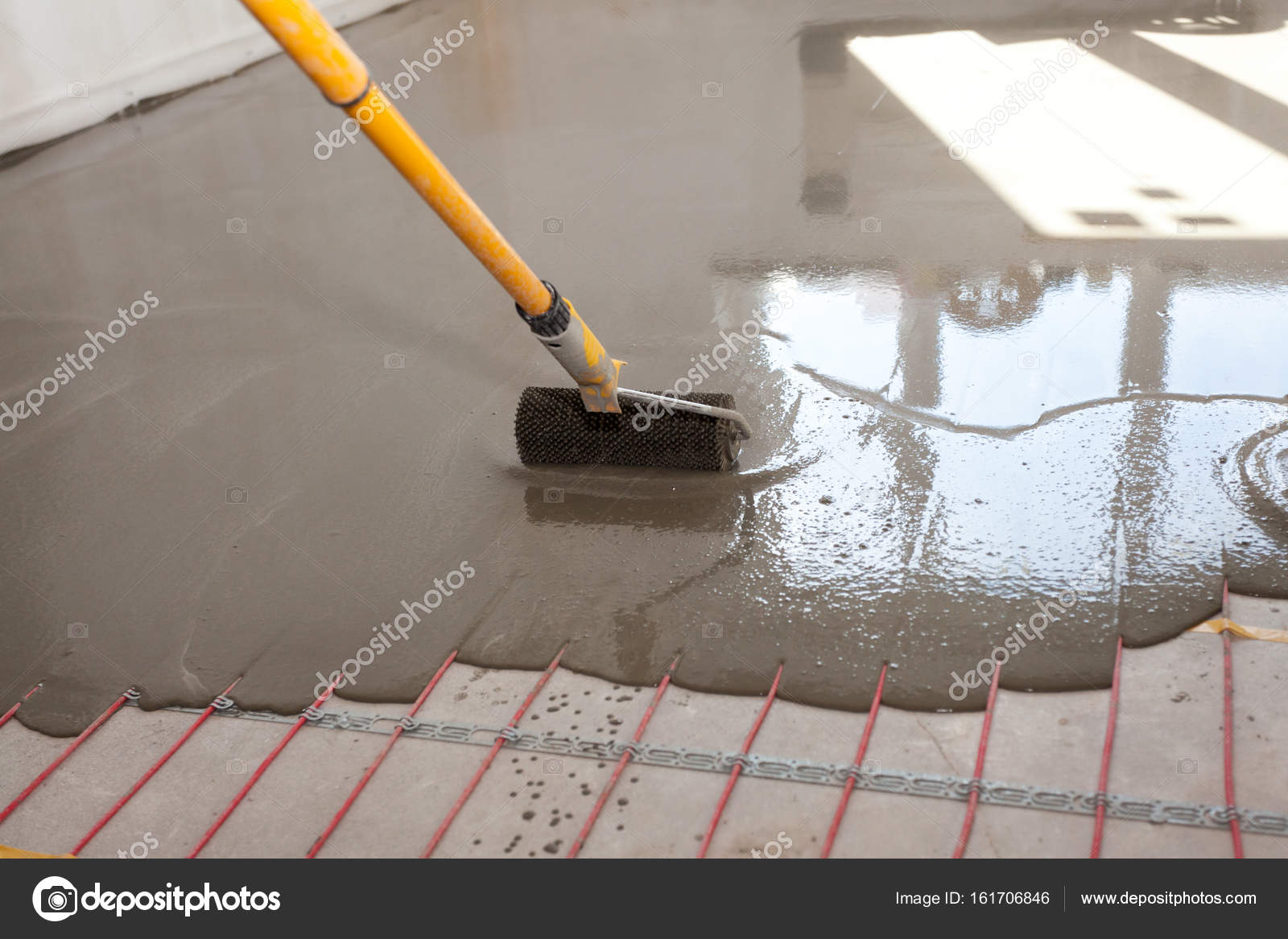 Можно залить пол на плитку. Выравнивающая цементно-песчаная стяжка. Можно залить пол на плитку. Заливка пола в ванной. Полы наливные самовыравнивающие.
