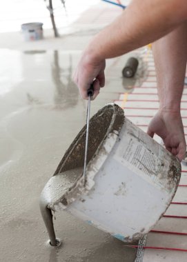 Elektrikli yerden ısıtma sistemi yüklemesi yeni evde. Alt katta beton dökme.