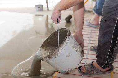 Elektrikli yerden ısıtma sistemi yüklemesi yeni evde. Alt katta beton dökme.