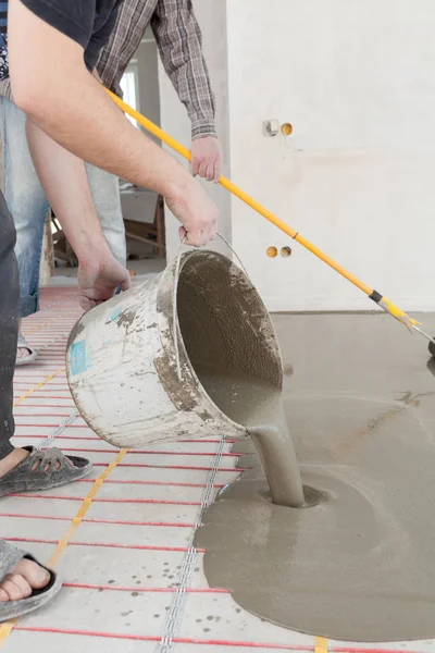 Elektrikli yerden ısıtma sistemi yüklemesi yeni evde. Alt katta beton dökme. — Stok fotoğraf