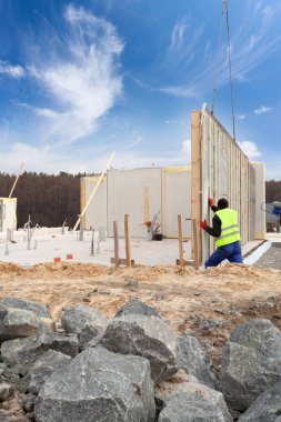 Çatı ustası Oluşturucusu işçi yapısal izolasyonlu paneller SIP yükleme vinç ile. 