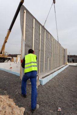 Yapısal izolasyonlu paneller SIP yükleme vinç ile çatı tamircisi Oluşturucusu çalışanları. Yapı yeni çerçeve enerji tasarruflu ev