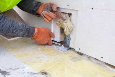 İnşaat işçisi anahtar ile duvara montaj kelepçeleri