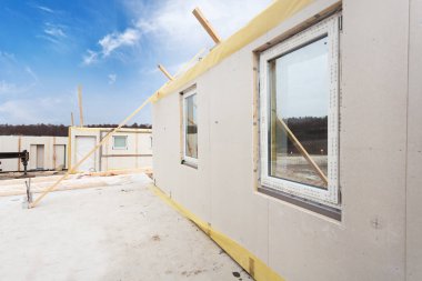 Yapısal izolasyonlu paneller SIP yükleme vinç ile çatı tamircisi Oluşturucusu çalışanları. Yapı yeni çerçeve enerji tasarruflu ev