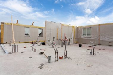 Yapısal izolasyonlu paneller SIP yükleme vinç ile çatı tamircisi Oluşturucusu çalışanları. Yapı yeni çerçeve enerji tasarruflu ev