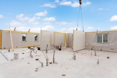 Enerji verimli ev inşa. Plastik tüplerde Vakfı ile yapısal izolasyonlu paneller