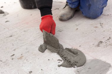 Bir kat sıvama için işçi kullanımı spatula