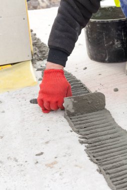 Bir kat sıvama için işçi kullanımı spatula