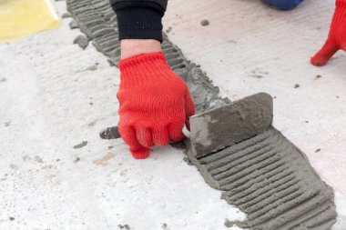 Bir kat sıvama için işçi kullanımı spatula