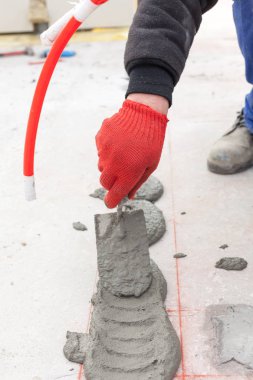 Bir kat sıvama için işçi kullanımı spatula