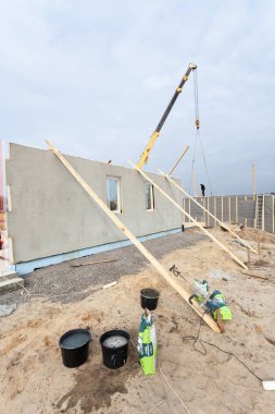 Bir yapısal izolasyonlu paneller çerçeve ev inşa.