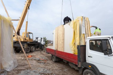 Çerçeve ev yapısal izolasyonlu SIP panelleri yükleme inşaatçılar. Yapı yeni çerçeve ev