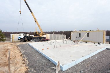 Bir yapısal izolasyonlu paneller çerçeve ev inşa.