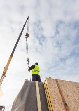 Çatı ustası Oluşturucusu işçi yapısal izolasyonlu paneller SIP yükleme vinç ile. Yapı yeni çerçeve enerji tasarruflu ev