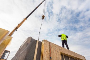 Çatı ustası Oluşturucusu işçi yapısal izolasyonlu paneller SIP yükleme vinç ile. Yapı yeni çerçeve enerji tasarruflu ev
