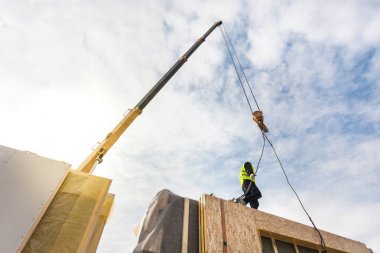 Çatı ustası Oluşturucusu işçi yapısal izolasyonlu paneller SIP yükleme vinç ile. Yapı yeni çerçeve enerji tasarruflu ev